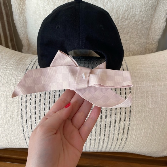 vans hat with bow back - Picture 5 of 9